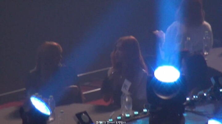 [블랙핑크] 물병 가지고 이상한짓 하는 지수.gif | 인스티즈