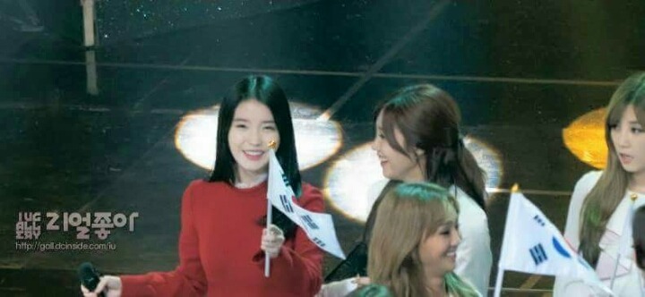 혼자 떨어진 아이유 챙겨주는 정은지.jpg | 인스티즈