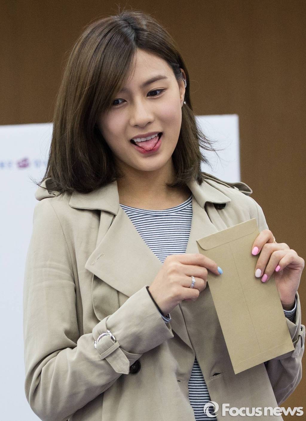 큰 사진으로 보는 오늘자 에이핑크 오하영-조보아-AOA 설현.jpg (20대 총선 사전 투표) | 인스티즈