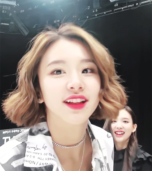 사나 달래주는 채영이.jpgif | 인스티즈
