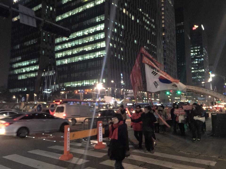 박근혜는 퇴진하라!!! 2015년 11월 28일 횃불시민연대 99차 부정선거 규탄집회 | 인스티즈