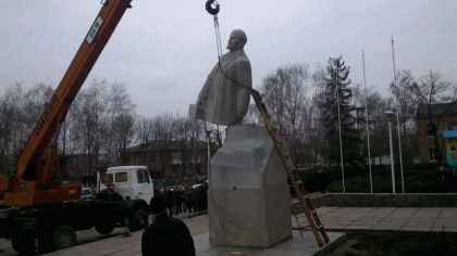 독재자 동상은 이렇게 처리했으면 좋겠다 .GIF | 인스티즈
