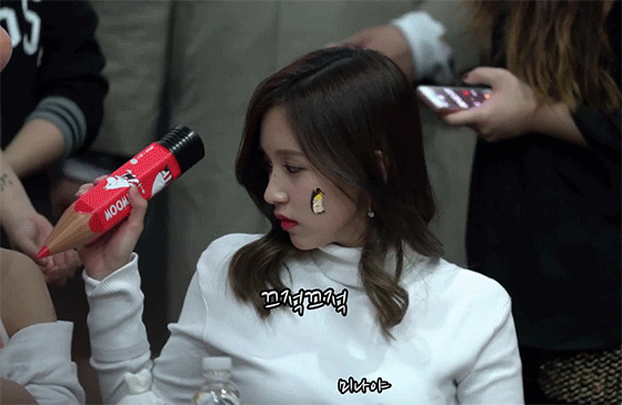 [twice] 빼빼로 먹방찍느라 바쁜 모구리.gif | 인스티즈