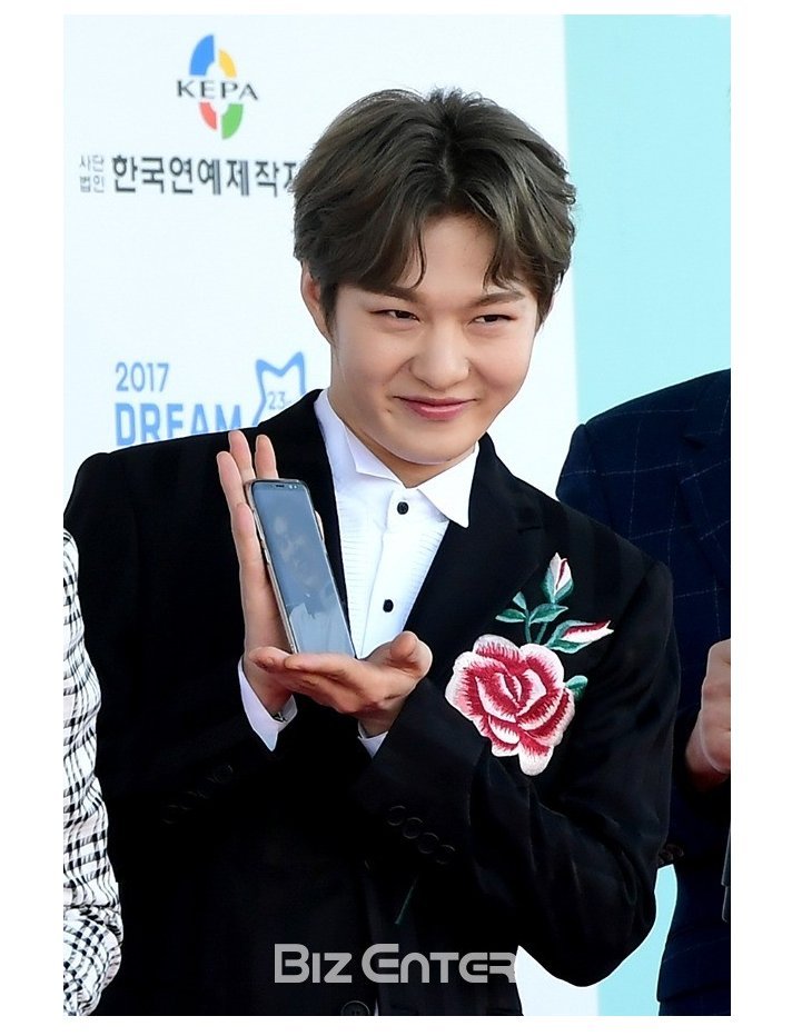불참한 멤버를 그리워하는 아이돌의 레드카펫 | 인스티즈