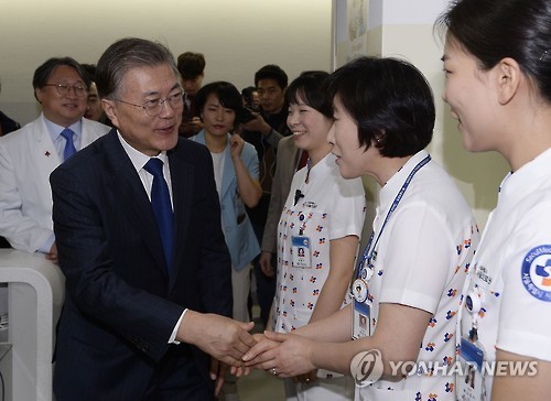 보호자없는 환자 안심병원 찾은 오늘자 문재인 .jpg | 인스티즈