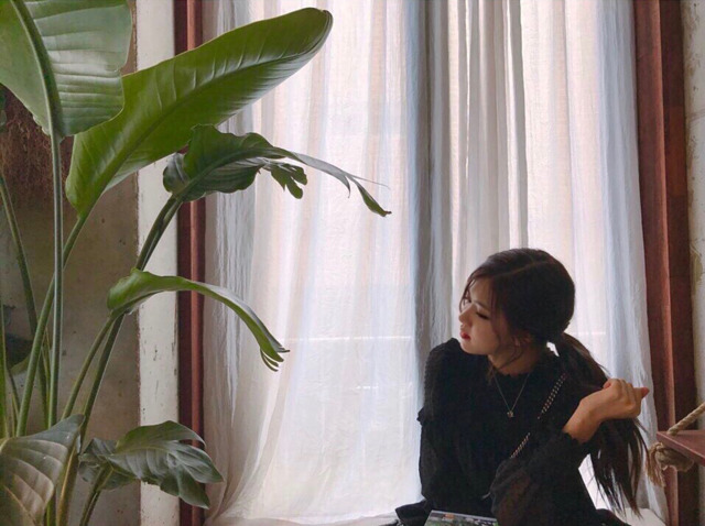 데뷔 후 처음 한 흑발 잘어울리는 로제 인스타 사진들 | 인스티즈