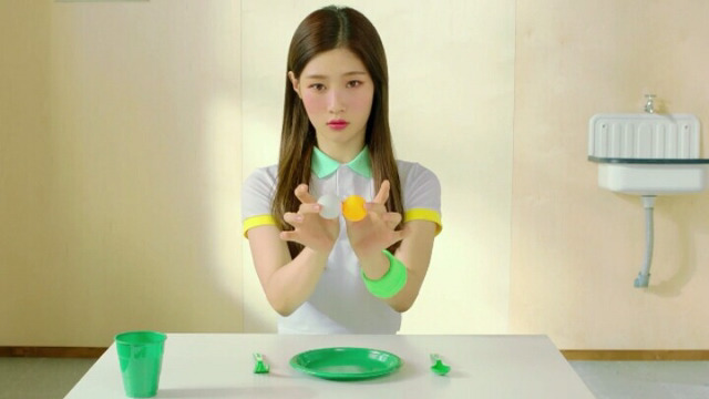 레드벨벳 러시안룰렛 뮤비와매우비슷하다는소리듣고 있는 아이오아이 신곡뮤비 .jpg | 인스티즈