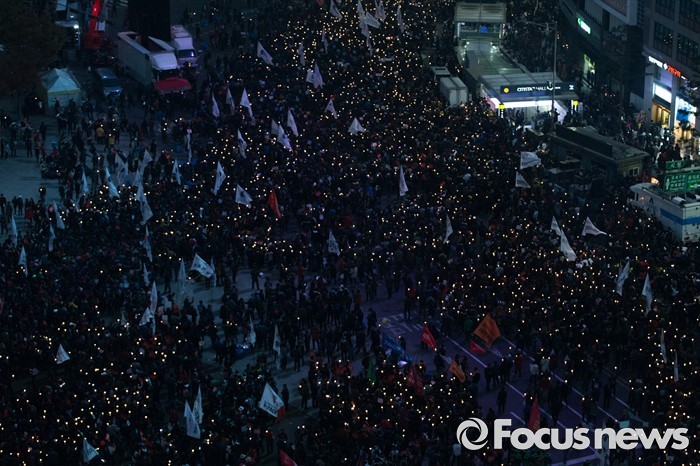 촛불로 가득찬 광화문광장 | 인스티즈