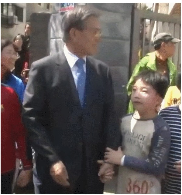 문재인과 한 어린이.GIF (+영상주소) | 인스티즈