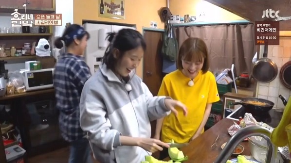 [효리네민박] 동갑내기 친구들을 만난 아이유 .jpg | 인스티즈