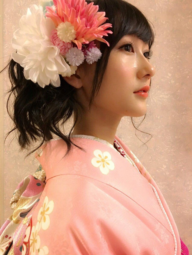 성인식에서 기모노 대신 수트를 입은 일본 여자아이돌 | 인스티즈
