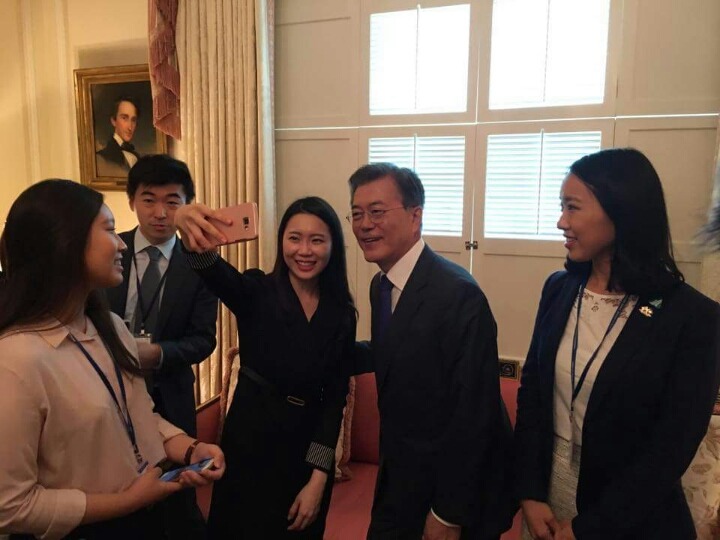 김경수, 한미정상회담을 성공적으로 마치고 귀국하는 대통령 전용기 안 입니다 | 인스티즈