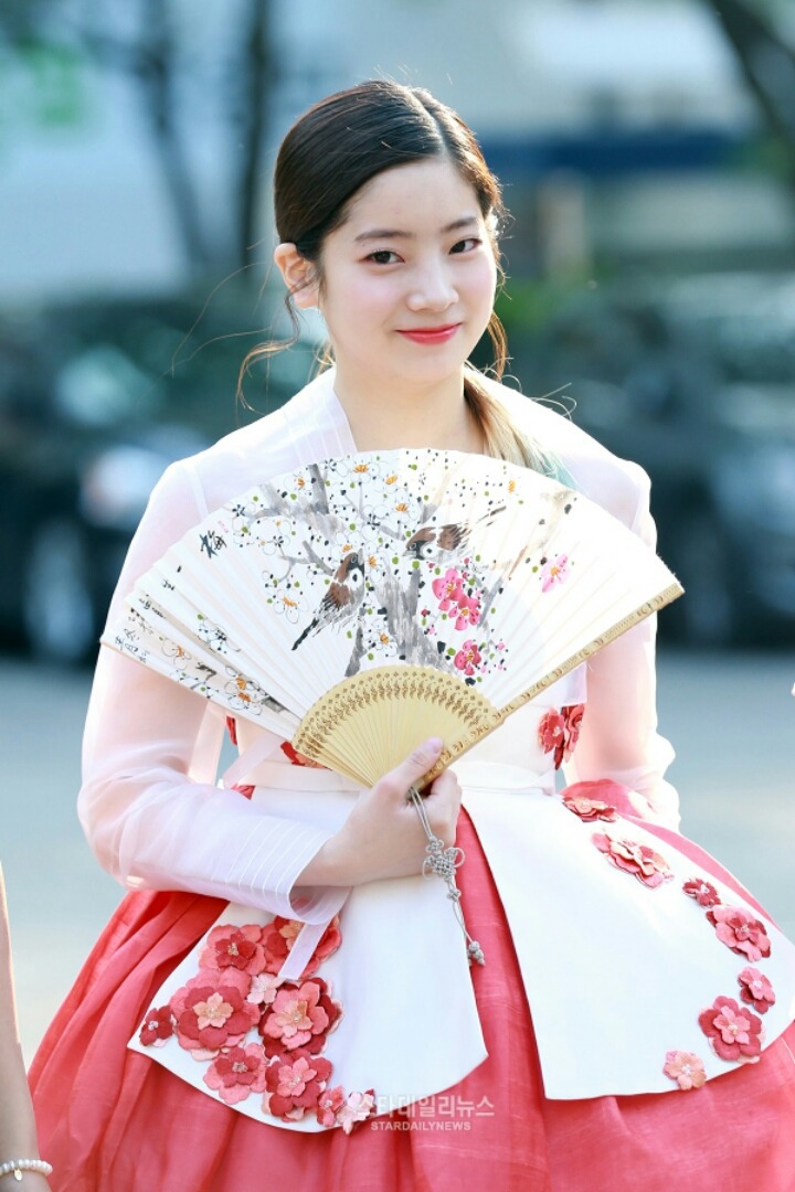[트와이스] 오늘자 모찌 모찌함이 폭팔한 다현이 뮤뱅 출근길 | 인스티즈