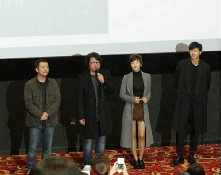 검은 사제들 무대인사.jpg | 인스티즈