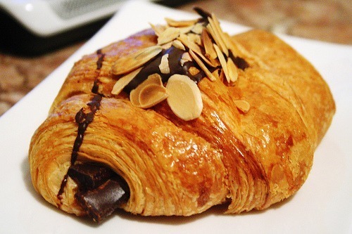 Croissant (크로와상) + Pain au Chocolat (뺑오쇼콜라) | 인스티즈