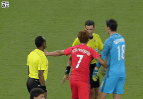 심판에게 항의하는 손흥민선수...gif | 인스티즈