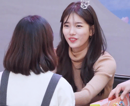우는 팬 달래주는 수지.gif | 인스티즈