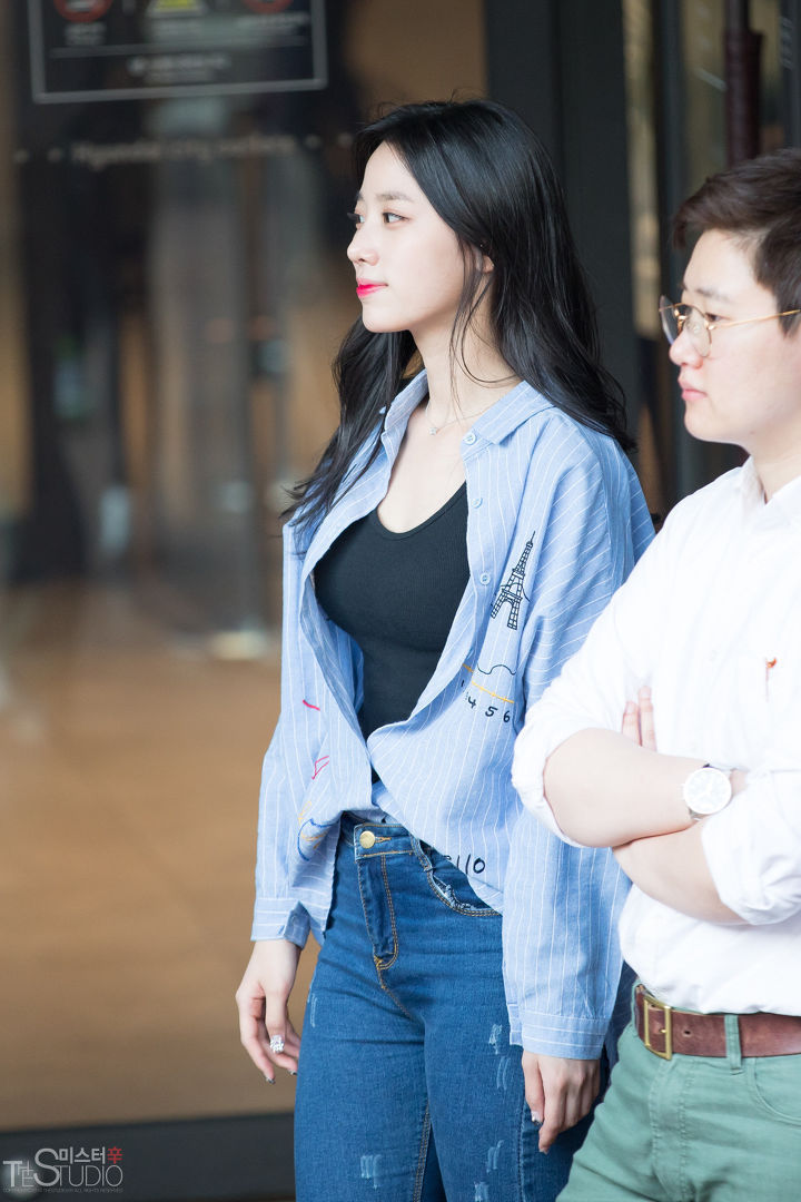 이런 여성이 지나가면 한번더 뒤돌아본다vs가던 길 간다 | 인스티즈