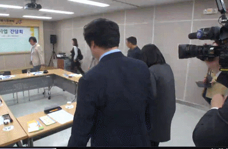 오늘자 문재인.GIF | 인스티즈