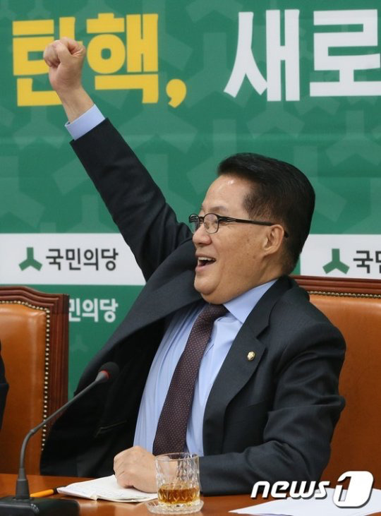 탄핵 가결 직후 박지원 | 인스티즈
