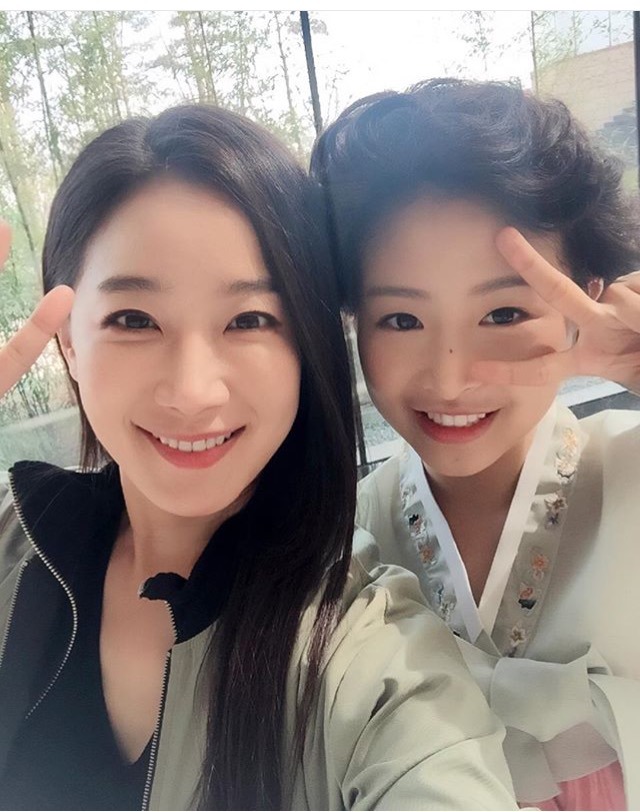 오늘자 김하영 & 에이프릴 채원 | 인스티즈