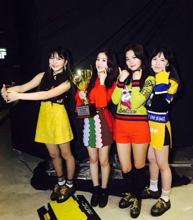 없는 멤버 자리 비워두는 따수운 레드벨벳.jpg | 인스티즈