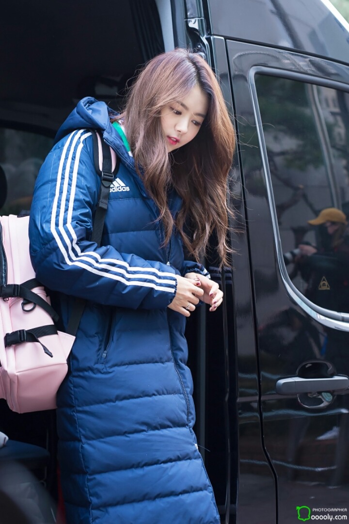연예대상 출근길 중 팬에게 인사하는 임나영 | 인스티즈