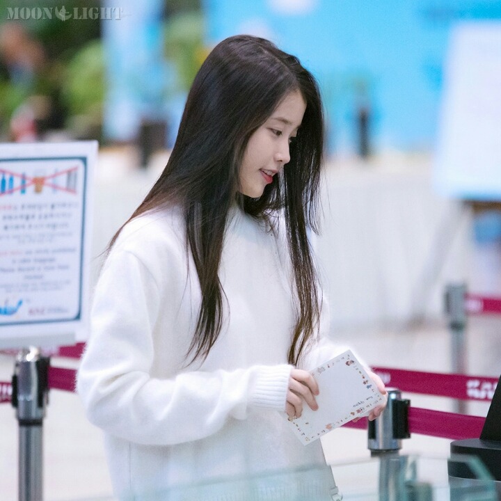 아이유 흰 니트 • 청바지 코디.jpg | 인스티즈