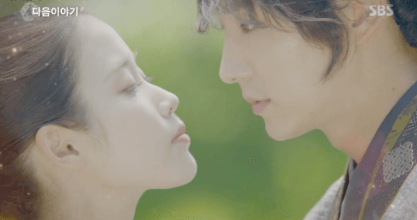 [달의연인] 모태솔로 왕소 마음에 불지르는 해수.gif | 인스티즈