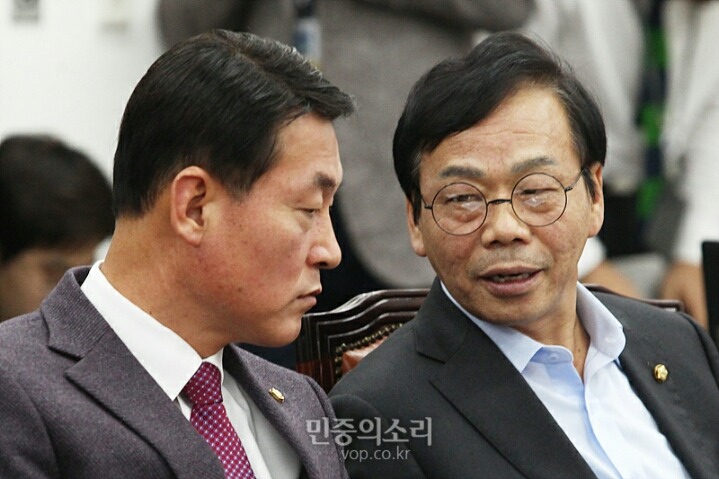 황영철-장제원 의원을 바라보는 이완영 의원 | 인스티즈