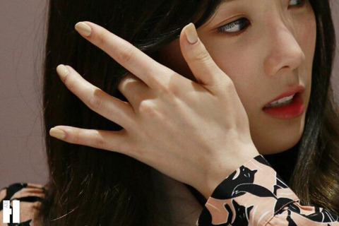 다이어트로 변화한 태연 손가락,수지 귀 | 인스티즈