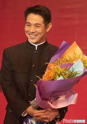 중국내에서도 이미지가 좋은 무술배우.. 영화에서나 또한 사생활마저도 모든사람들에게 귀감이 되고 존경심을 불러일으키는 분 | 인스티즈