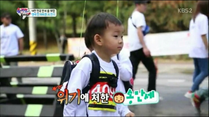 [슈퍼맨이돌아왔다] 무서워하는 만세를 데리러가는 민국이.jpg | 인스티즈