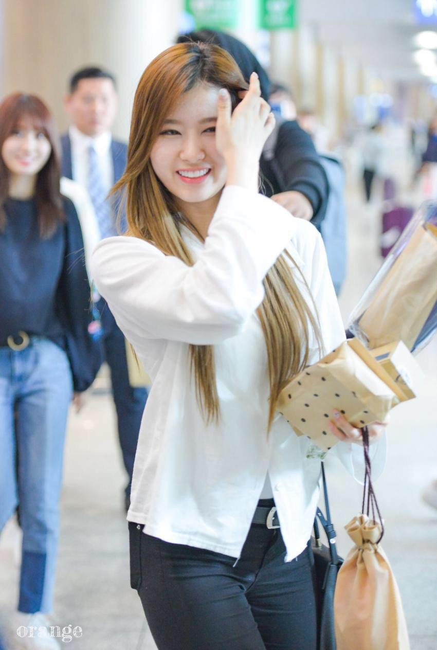 170430 인천공항 입국하는 미나 | 인스티즈