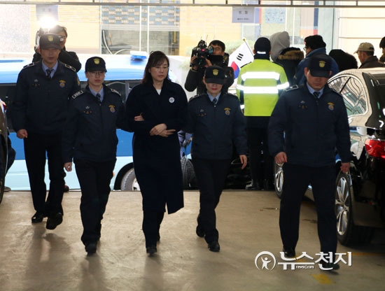 설날 푹 쉬고 특검에 출근한 조윤선 | 인스티즈