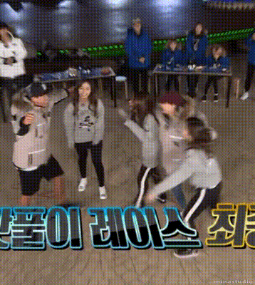 의도치않게 김종국에게 크로스라인 시전당하는 미나 gif | 인스티즈