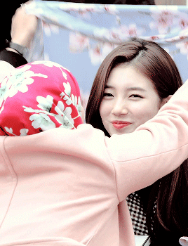 여자도 설렐 것 같은 팬싸에서의 배다정 배스윗 수지.jpgif | 인스티즈