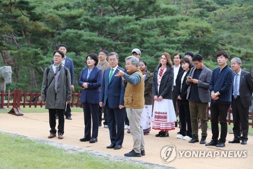 문 대통령의 세종대왕릉 방문에 동행한 악동뮤지션 수현.jpg | 인스티즈