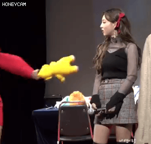 맏언니로써의 위엄을 마음껏 뽐내는 나연이 | 인스티즈