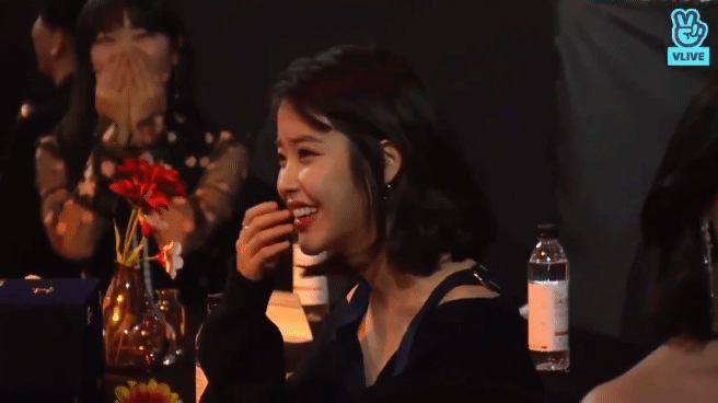 오늘 가온어워드 5관왕 아이유.gif | 인스티즈