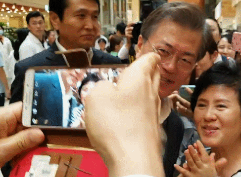 문재인대통령 시민과 사진찍을때 표정.GIF | 인스티즈