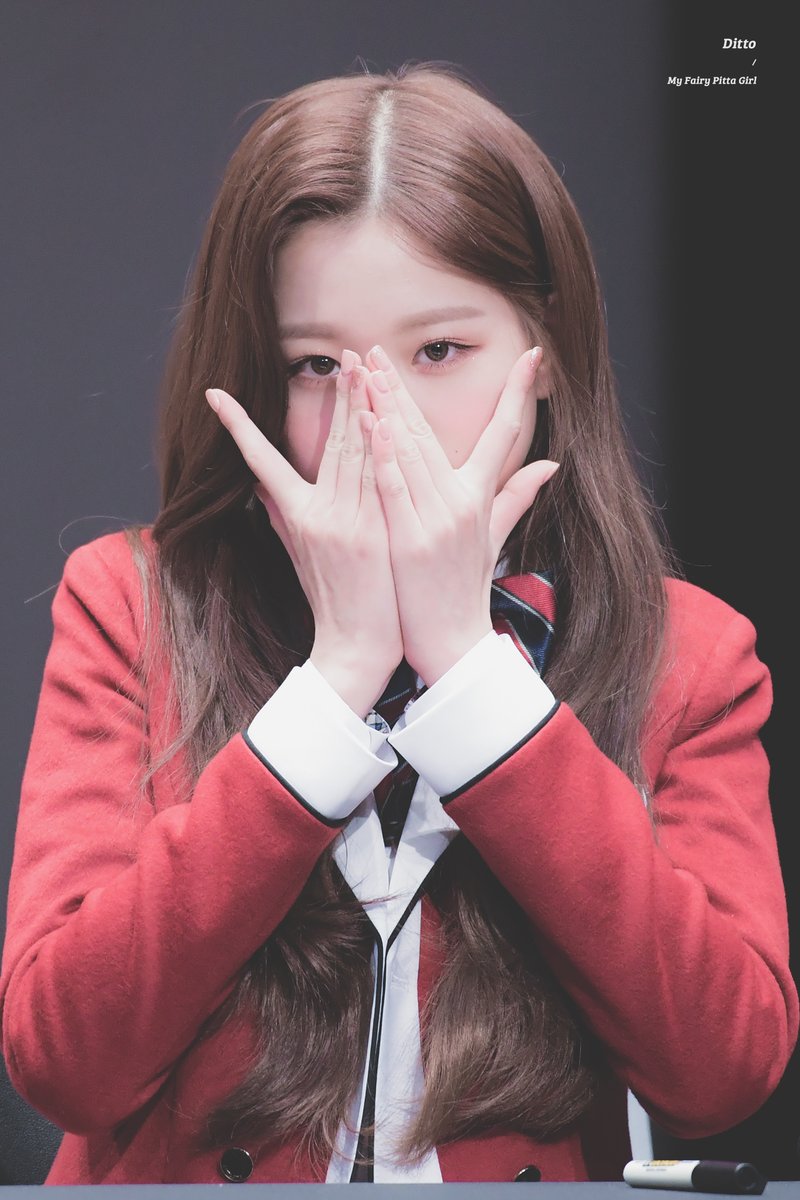 스쿨룩스 모델답게 교복이 잘 어울리는 아이즈원 | 인스티즈