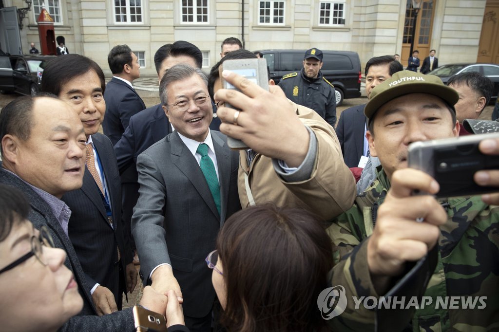 해외에서 인기폭팔중인 문 대통령 | 인스티즈