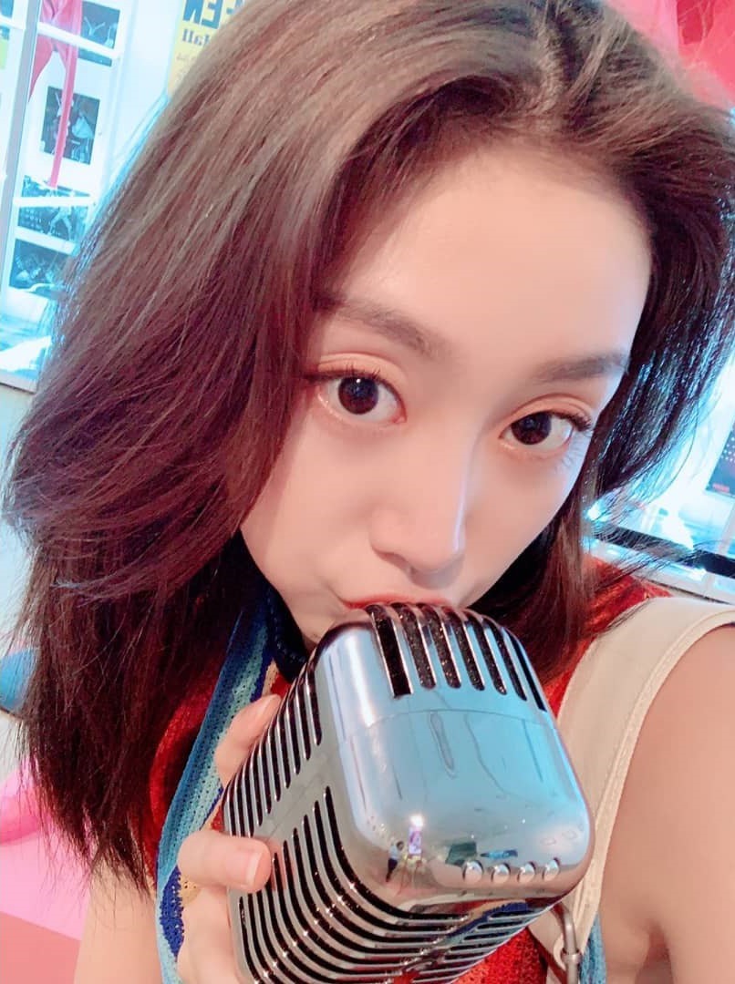 휴가 받아서 퀸 전시회 관람한 러블리즈의 락매니아 서지수.jpg | 인스티즈