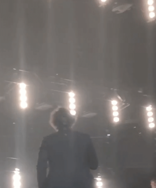 팬이 마시고 있는게 뭔지 궁금했던 해리스타일스.gif | 인스티즈