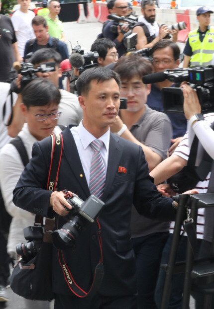 북한 기자 따라다니는 기자들 | 인스티즈