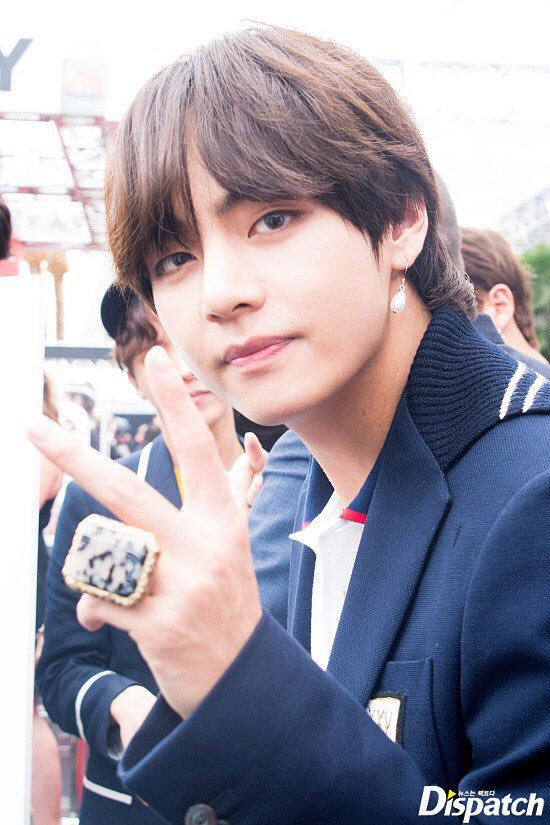 얼굴로 악세사리 존재감 하락시키는 방탄소년단 뷔.jpgif | 인스티즈