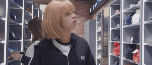 옷매장에서 어깨빵 당하는 트와이스 나연.gif | 인스티즈