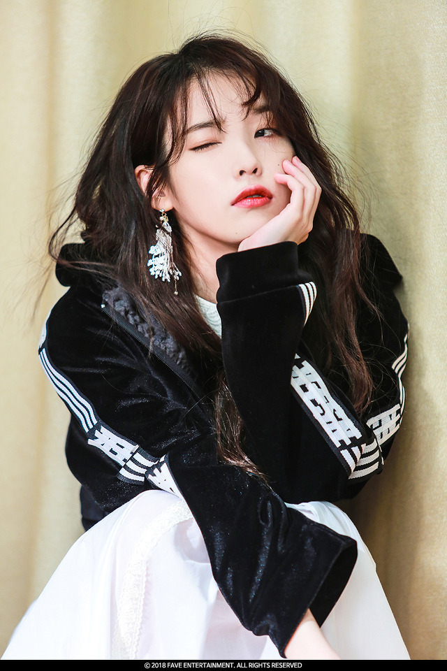 2018 아이유 시즌그리팅 공식 사진.jpg | 인스티즈