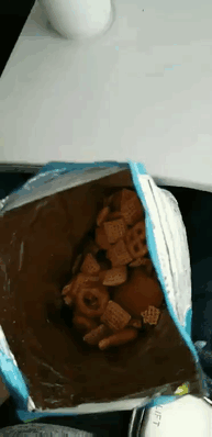 비행기에서 과자를 먹으면 벌어지는 일.gif | 인스티즈